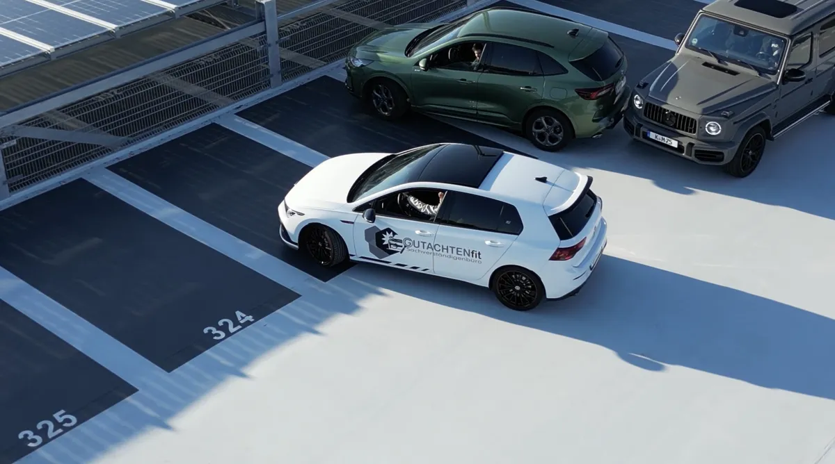 Kfz Gutachter Alfter - GUTACHTENfit Einsatzfahrzeug Drohnenaufnahme