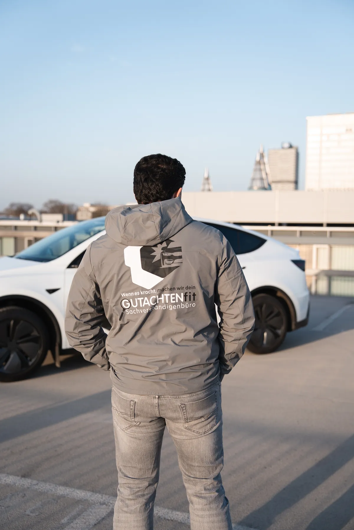 Kfz Gutachter Troisdorf - GUTACHTENfit Sachverständiger vor Tesla