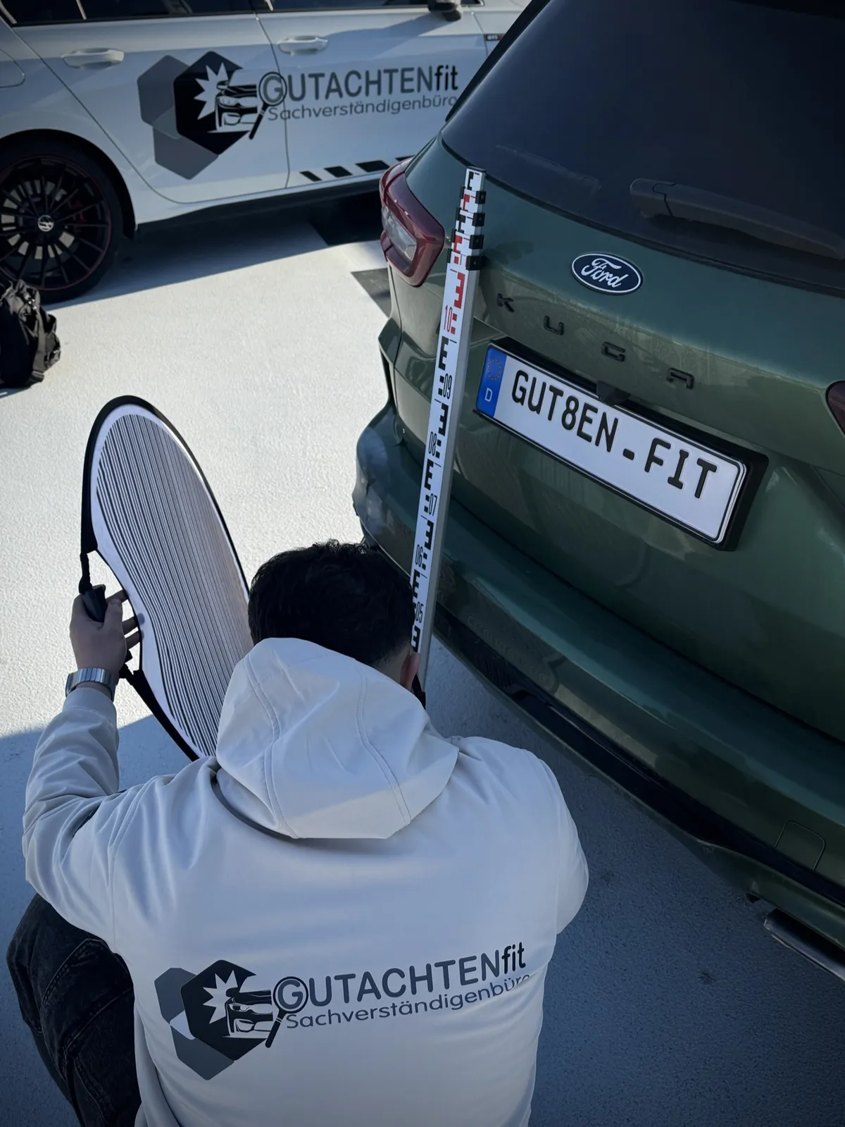 Halis Kaya bei der Fahrzeugvermessung